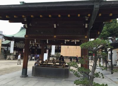 萅