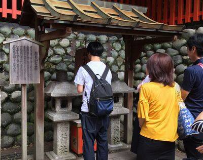 伏見稲荷大社 おもかる石