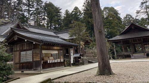 お守り所と舞殿