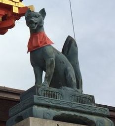 伏見稲荷大社 宝珠をくわえる狐