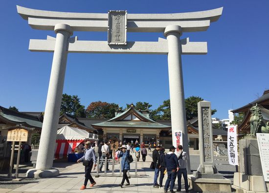 広島護国神社と石鳥居と狛犬