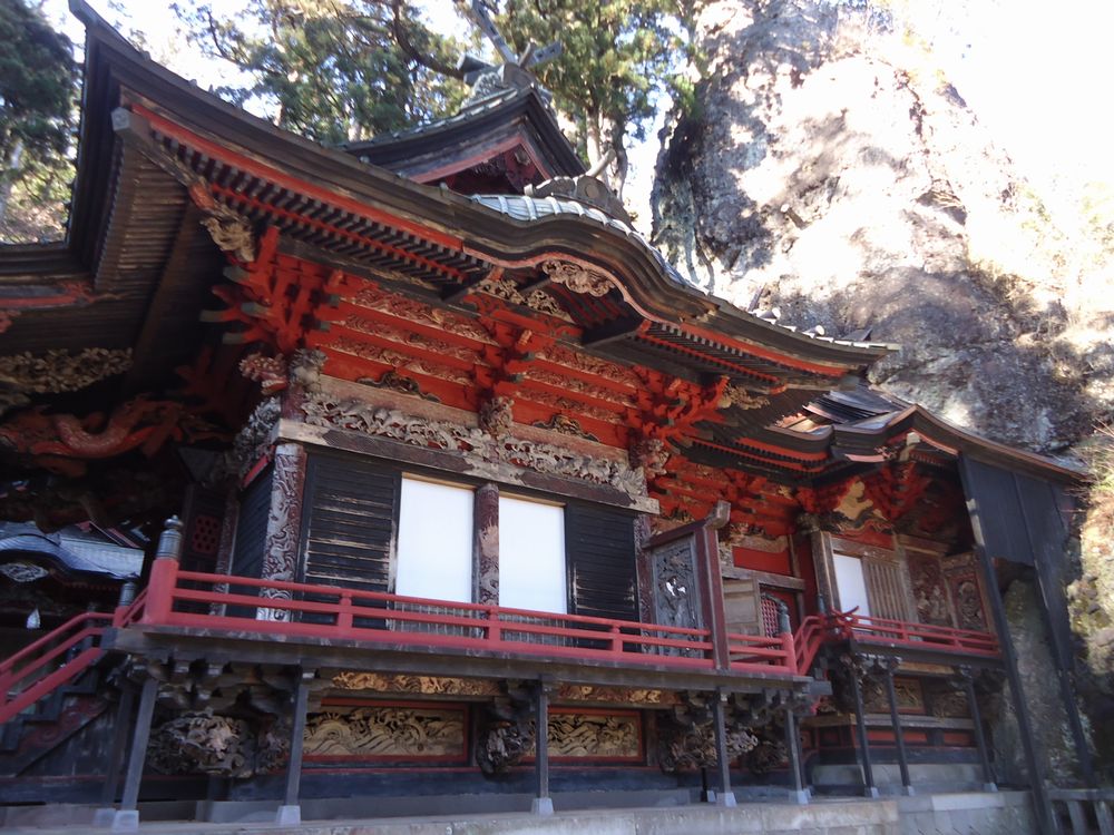 榛名神社・本殿横の岩と