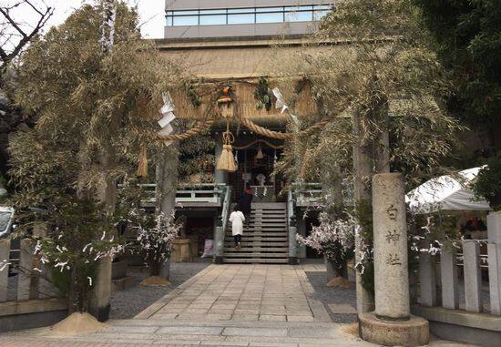 白神社・平和大通り側から
