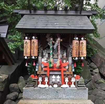 白神社の境内・稲荷神社