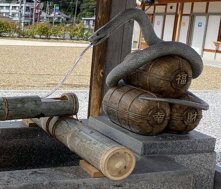 白蛇神社・手水舎